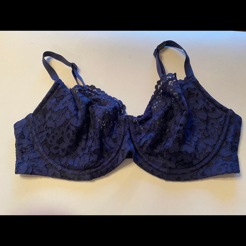 Victoria Secret Lace Underwire Bra. Size 38DD.